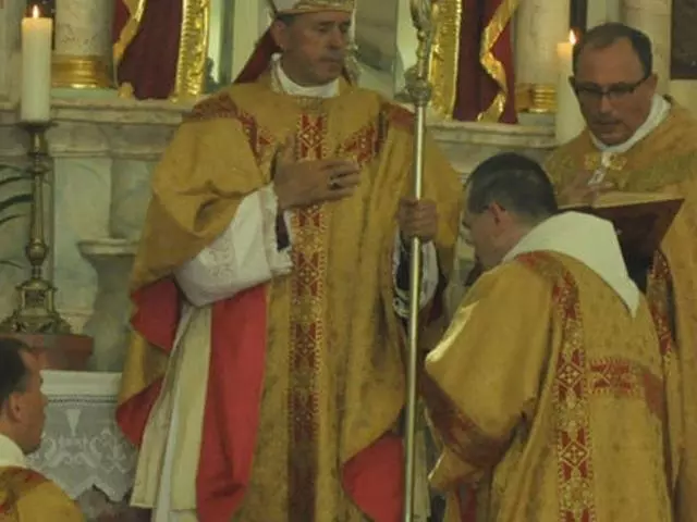 Vysk. Eugenijus Bartulis aukoja tradicines Mišias Ad Fontes akademijos metu. Mišioms patarnauja ir diakonas Alcuinas Reidas