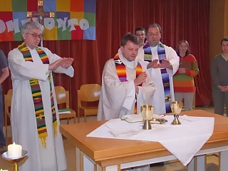 Kunigai su LGBT šalikais laiko Novus Ordo Mišias +