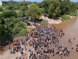 Šimtai imigrantų iš Hondūro kerta sieną upe į Meksiką, 2018.10.29. AFP news agency.