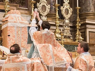 Gaudete šv. Mišios. Ostijos pakėlimas (pinterest.com)+