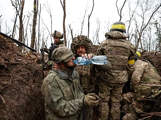 Ukrainiečiai paima į nelaisvę rusų kareivį +
