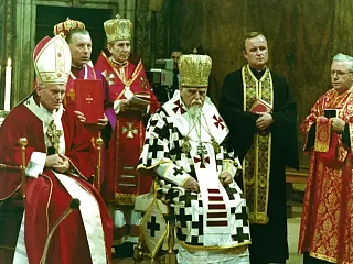 Jonas Paulius II su kardinolu Slipijumi, nuotrauka pateikta katakombe.org, ir priklauso viešajam naudojimui.