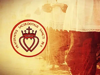 Šv. Pijaus X kunigų brolijos logotipas ir dvasininkų procesija