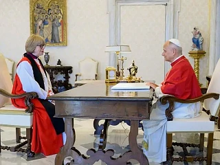 Popiežius Leonas XIV ir anglikonų „arkivyskupė“ Sarah Mullally (OnePeterFive nuotr.)