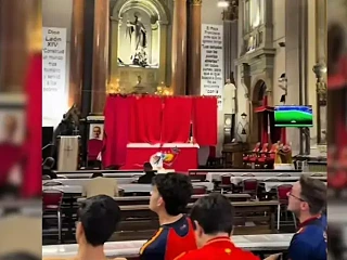 Televizoriai šv. Antano bažnyčioje Madride (Infovaticana.com nuotr.)
