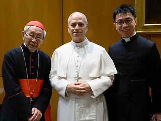 Kardinolas Joseph Zen ir jo asmeninis sekretorius su popiežiumi Leonu XIV (cardinalnews.substack.com nuotr.)
