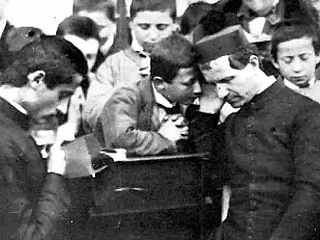 Šv. Jonas Boskas klauso savo auklėtinių išpažinčių (credochile.cl nuotr.)