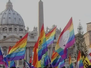 LGBT procesijos vėliavos prie šv. Petro bazilikos+