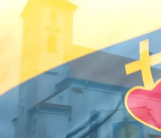 Trispalvė ir bažnyčia