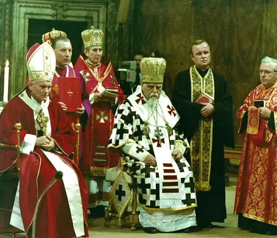 Jonas Paulius II su kardinolu Slipijumi, nuotrauka pateikta katakombe.org, ir priklauso viešajam naudojimui.