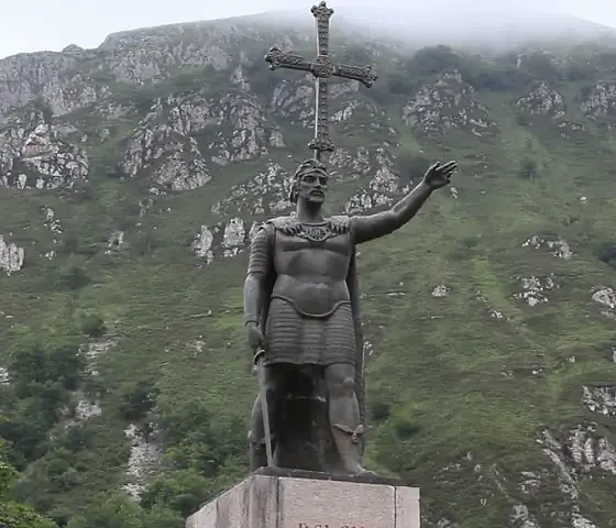 Dono Pelajo statula Kovadongoje (Astūrija, Ispanija), skulptorius – Gerardo Zaragoza (1965 m.) (fsspx.lt nuotr.)