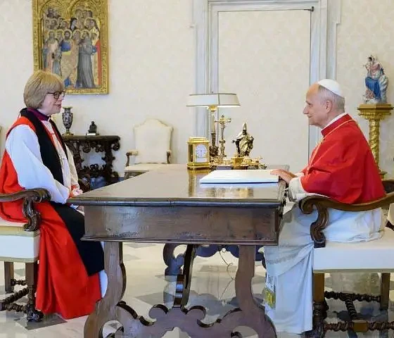 Popiežius Leonas XIV ir anglikonų „arkivyskupė“ Sarah Mullally (OnePeterFive nuotr.)