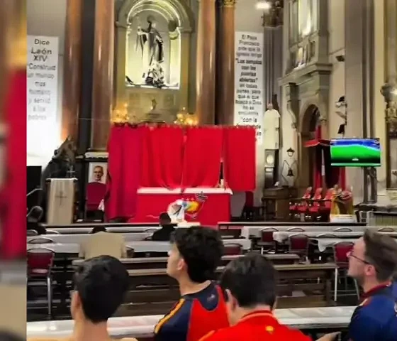 Televizoriai šv. Antano bažnyčioje Madride (Infovaticana.com nuotr.)