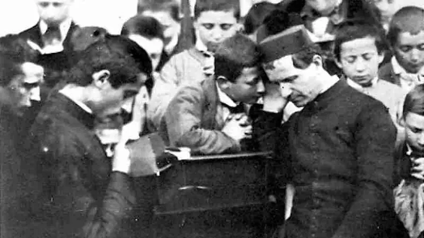 Šv. Jonas Boskas klauso savo auklėtinių išpažinčių (credochile.cl nuotr.)