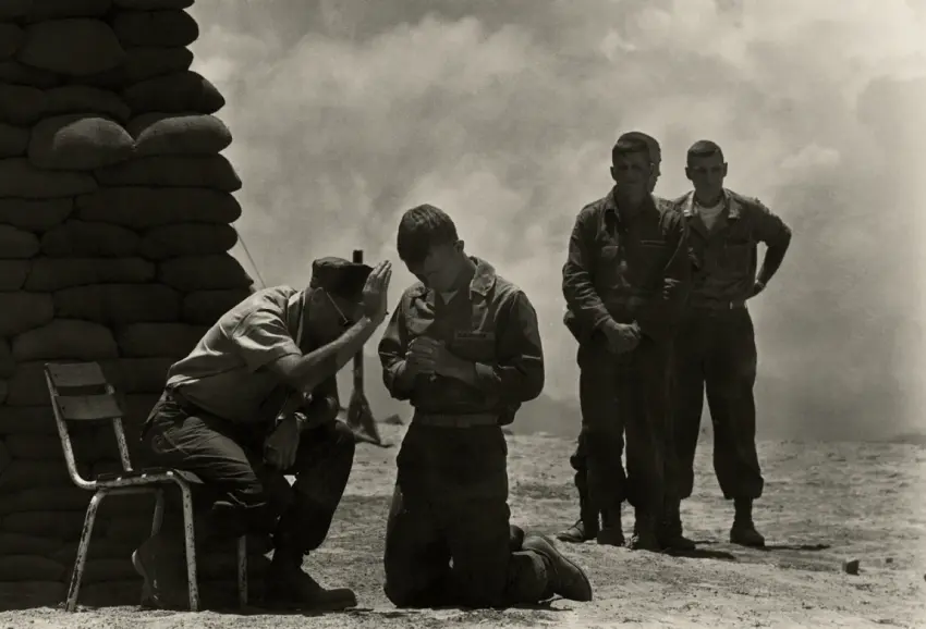 Vietnamas, 1969 m. Da Nango kalvoje kunigas klausosi kareivių išpažinčių.+