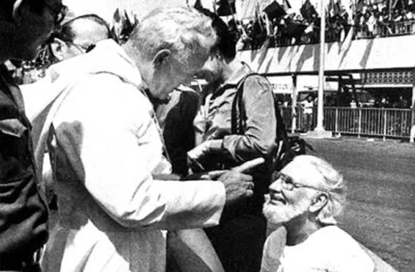 Jonas Paulius II ir Ernesto Cardenal, vizito Nikaragvoje metu, 1983 m. (catholicireland.net)+