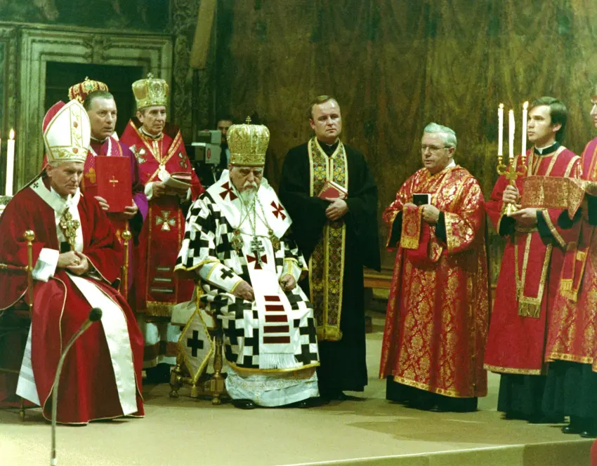 Jonas Paulius II su kardinolu Slipijumi, nuotrauka pateikta katakombe.org, ir priklauso viešajam naudojimui. +