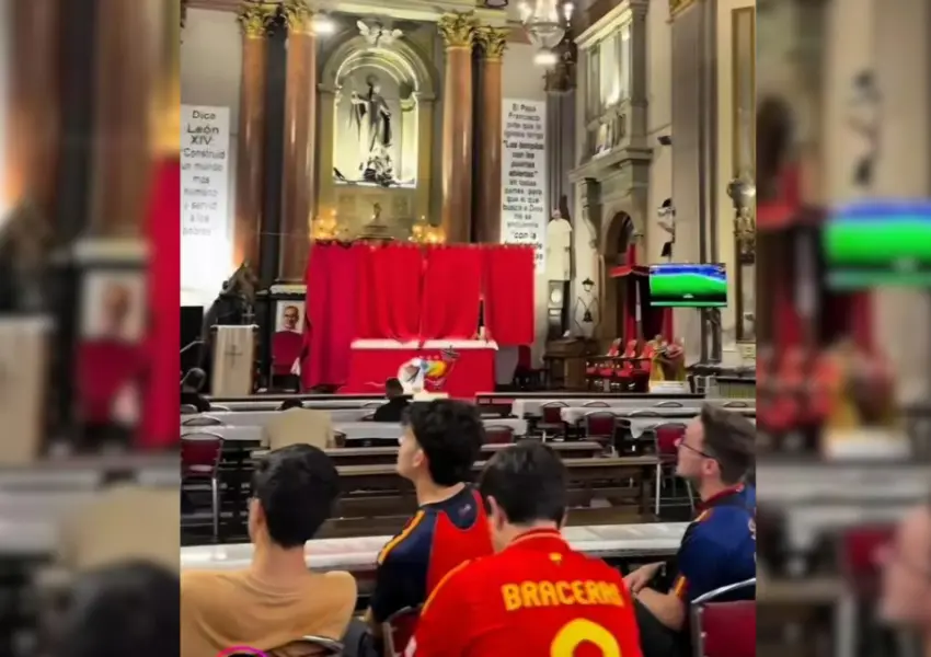 Televizoriai šv. Antano bažnyčioje Madride (Infovaticana.com nuotr.)