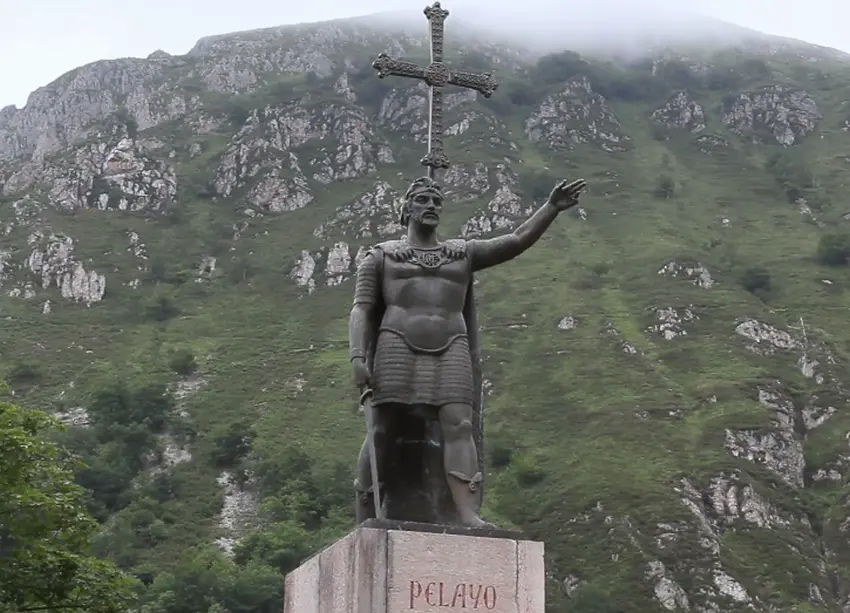 Dono Pelajo statula Kovadongoje (Astūrija, Ispanija), skulptorius – Gerardo Zaragoza (1965 m.) (fsspx.lt nuotr.) +