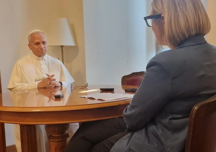 Popiežius Leonas XIV duoda interviu (cruxnow.com nuotr.)+