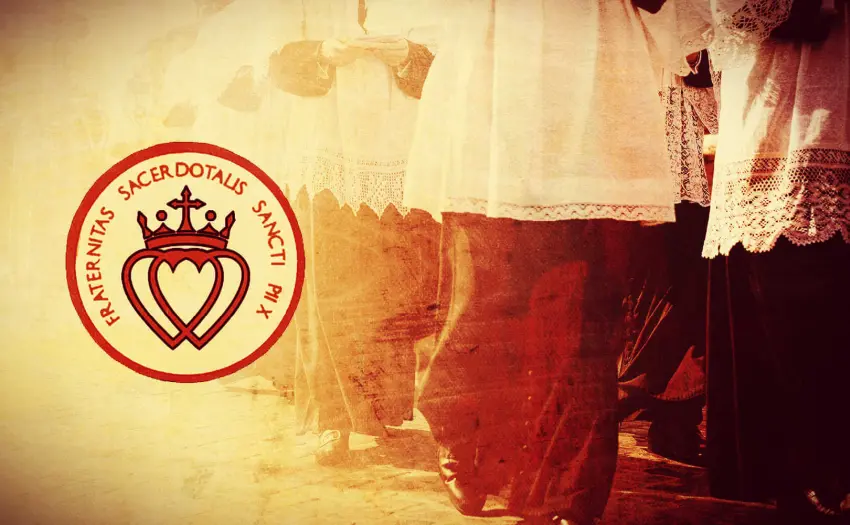 Šv. Pijaus X kunigų brolijos logotipas ir dvasininkų procesija +