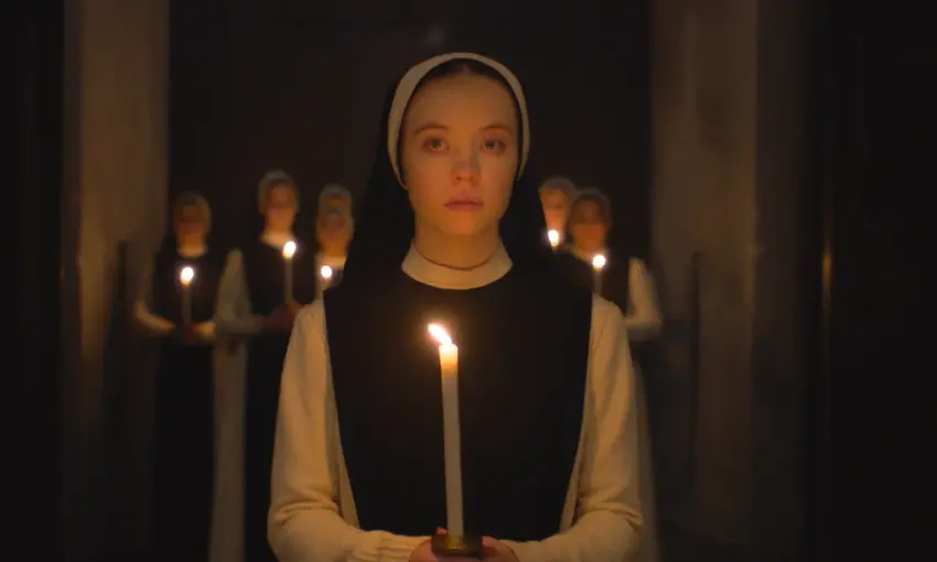 Sydney Sweeney filme „Immaculate“ (News photo/Neon nuotr.) +