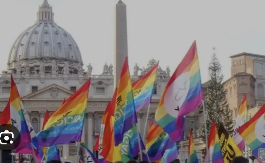 LGBT procesijos vėliavos prie šv. Petro bazilikos+