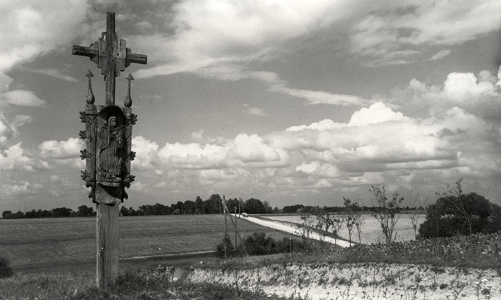 Nevėžio lygumų peizažas su Vinco Svirskio kryžiumi. Nuotrauka daryta XX a. 6-7 deš. Panevėžio kraštotyros muziejaus nuotr.