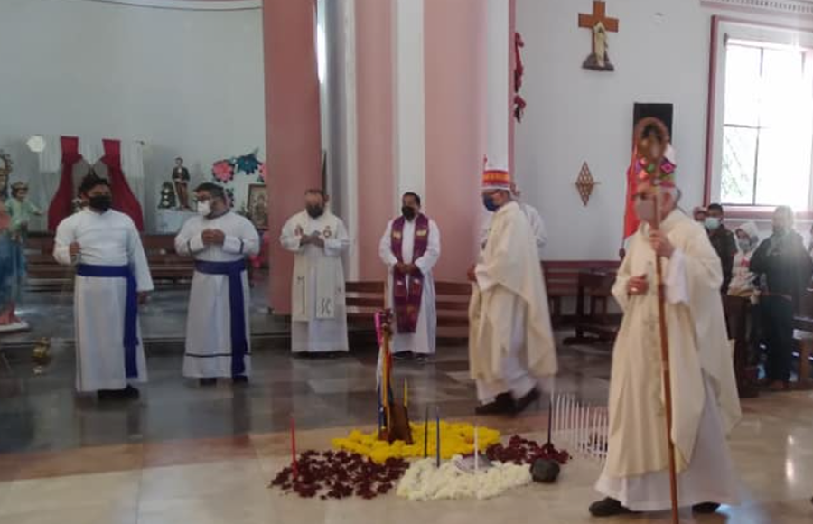 Majų Mišių altorius ant žemės (Seminario Conciliar De San Cristóbal/Facebook nuotrauka)