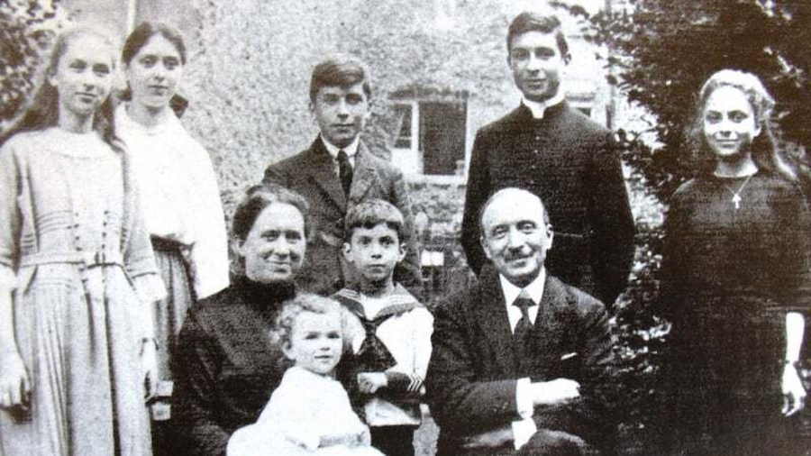 Arkivysk. Marcelio Lefebvre'o šeima. Marcelis - stovi trečias iš kairės