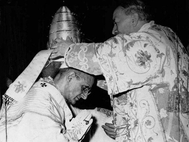 Šventosios oficijos prefektas kardinolas Alfredas Ottavianis karūnuoja popiežių Paulių VI