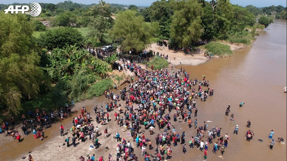 Šimtai imigrantų iš Hondūro kerta sieną upe į Meksiką, 2018.10.29. AFP news agency.