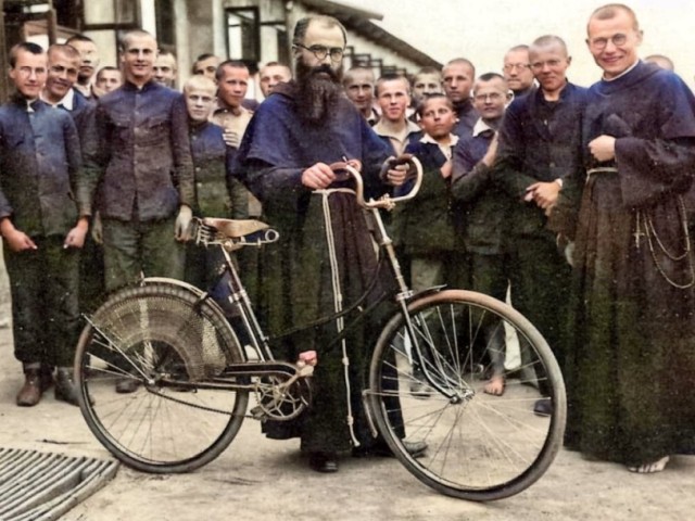 Šventasis Maksimilijonas Kolbė su dviračiu