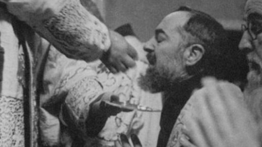 Šv. tėvas Pijus priima Komuniją