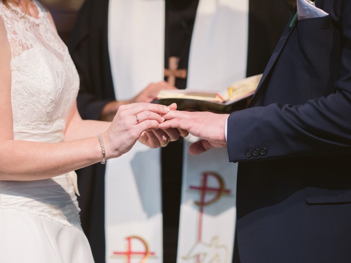 Vestuvės katalikų Bažnyčioje. Žiedų užmovimas.