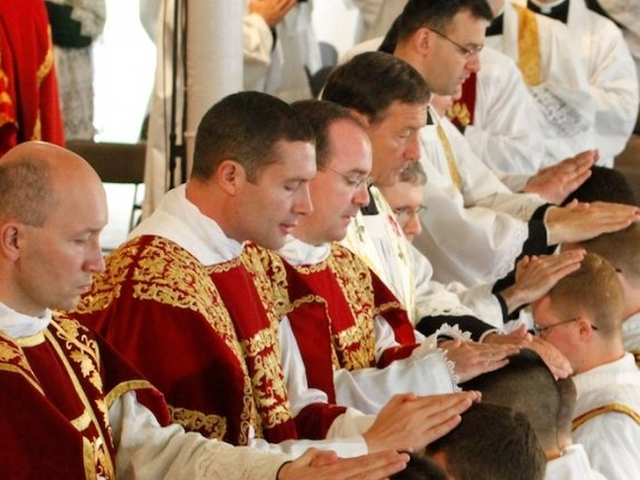 Pašaukimų į kunigystę krizė posusirinkiminėje Bažnyčioje