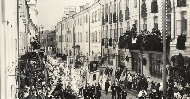 Dievo Kūno procesija Vilniaus Dominikonų gatvėje 1906 m. Lietuvos dailės muziejaus nuotrauka