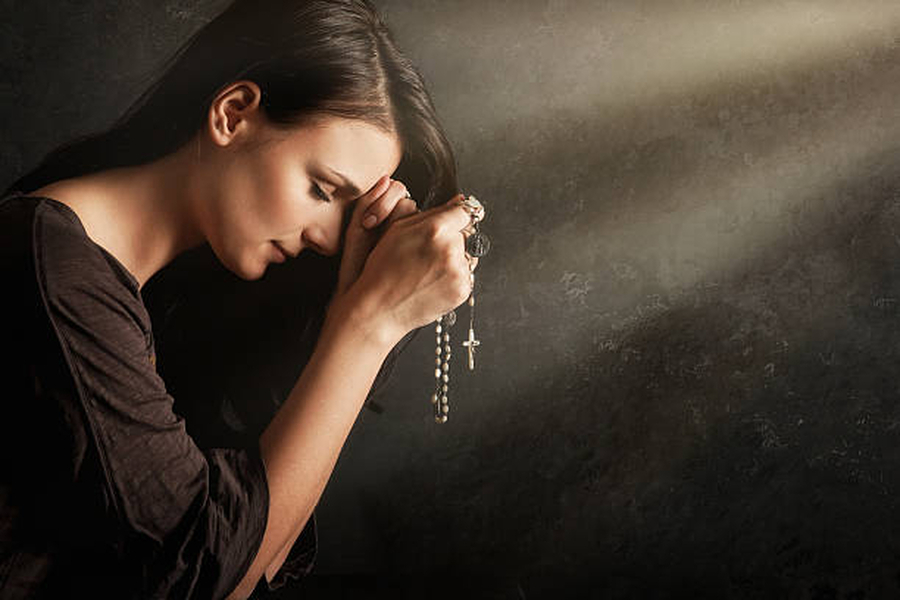 Moteris meldžiasi Rožančių