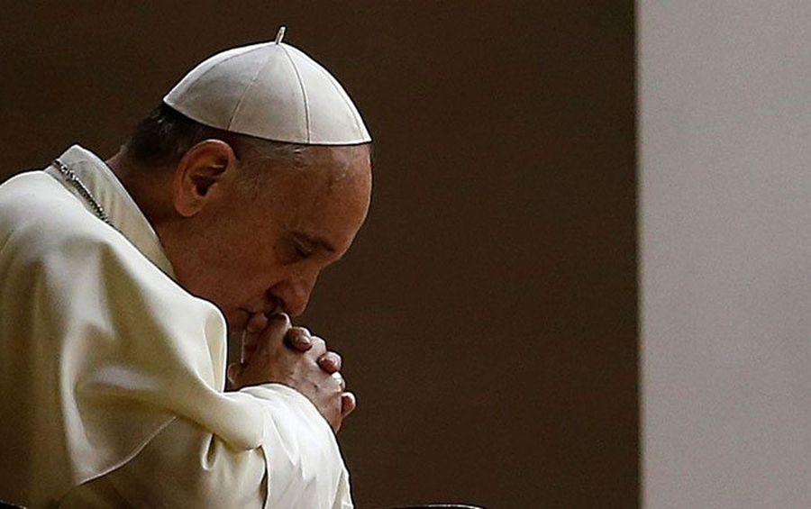 Popiežius Pranciškus meldžiasi
