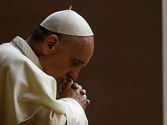 Popiežius Pranciškus meldžiasi