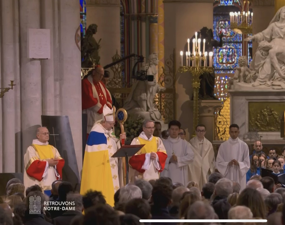 Modernūs vyskupų rūbai katedros atidarymo ceremonijoje +