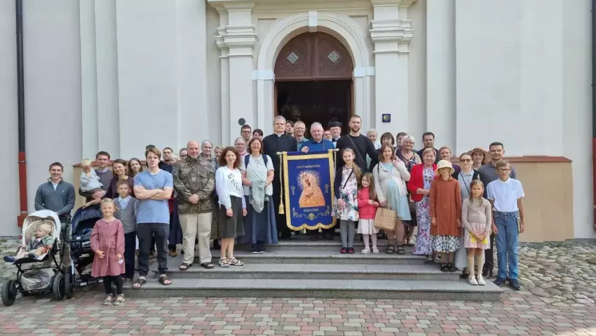 Šv. Mišių Trakų bazilikoje dalyviai prieš piligriminį žygį